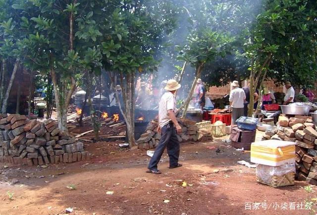 农村公厕改造造福群众，有的却成了摆设？专家：“为变而改革”不应该(9)